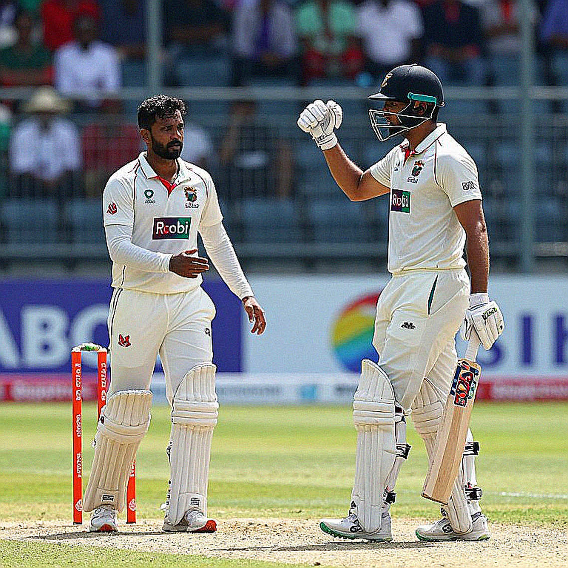 শেষ চব্বিশ বলে হারানো ম্যাচ: ঘড়ি, মাটি আর এক জাতির নীরবতা
